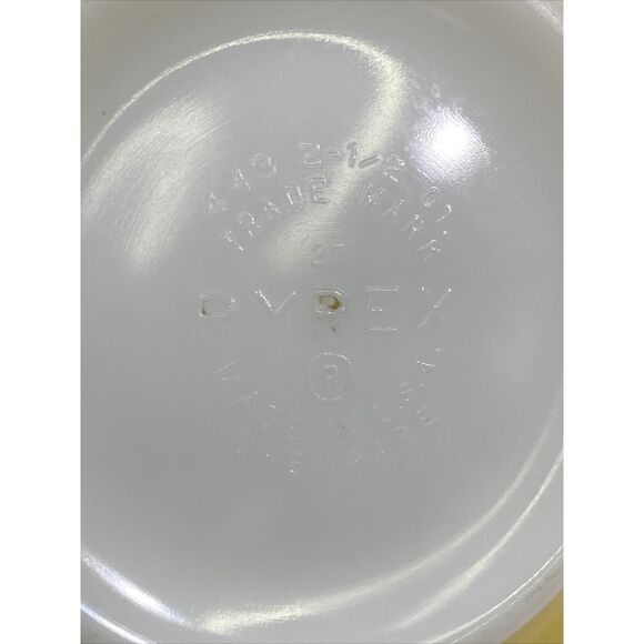 Vintage Pyrex Yellow Bowl Cinderella Light Pale Butter Mixing 443 2 1/2 qt - Picture 4 of 8